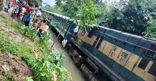রেললাইনে হাঁটু পানি; ২ ঘণ্টা বিলম্বে ছাড়লো বনলতা এক্সপ্রেস